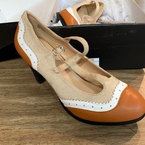NWT Vintage Style Pumps